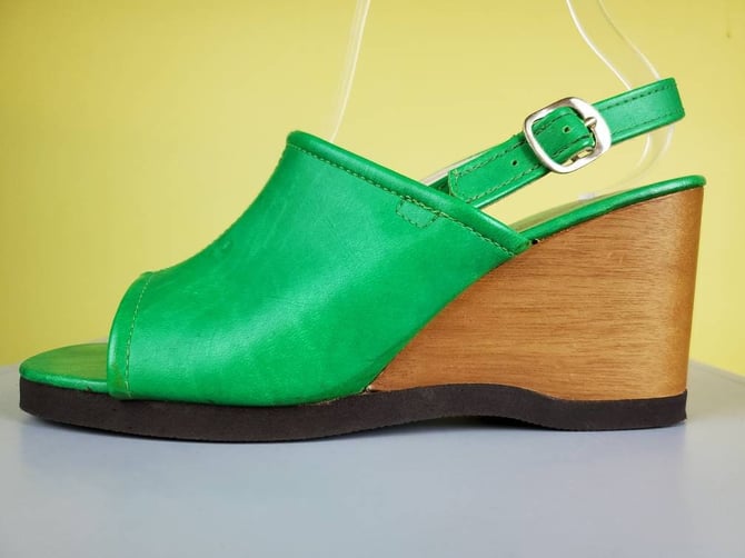 1960s mod wedge sandals. Wood & green marbled vinyl. Size 8. 