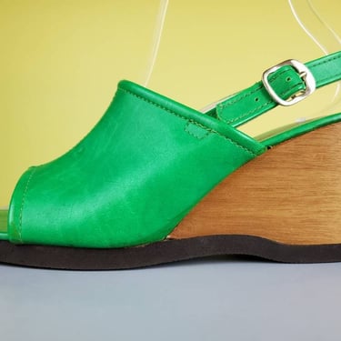 1960s mod wedge sandals. Wood & green marbled vinyl. Size 8. 