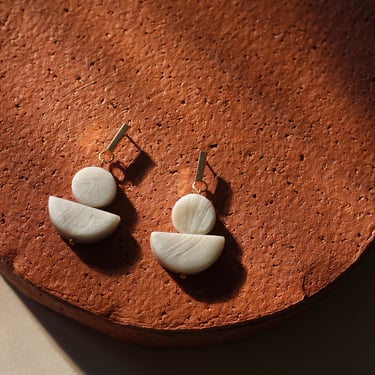 Minimal and Elegant Sculptural Polymer Clay Earrings / Pearl Color / Gifts for Her / Bridesmaids Earrings 