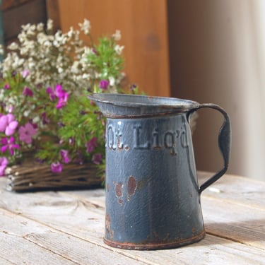 Granite enamel measuring pitcher / vintage enamelware 1/2 quart measuring cup pitcher / rustic farmhouse decor / enamel measuring cup 