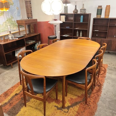 Round Teak Dining Table w 2 Leaves