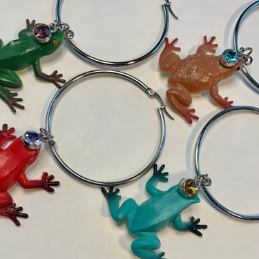 Vintage frog toy charm earring, frog charm earring, single toy charm earring, rhinestone chain charm earring, 90’s toy charm earring, 