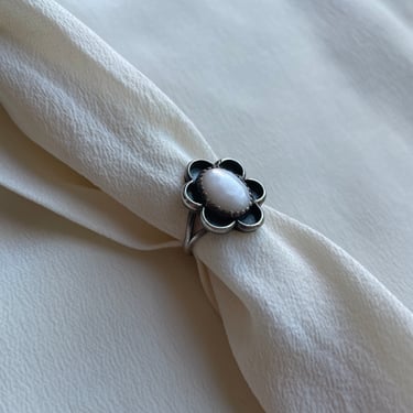 flower ring with shimmering white stone centre R118