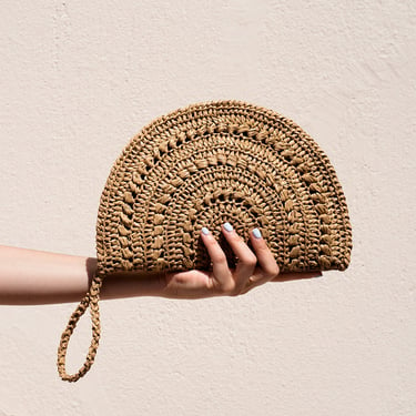 Crochet Raffia Clutch, Half Moon Clutch, Straw Wristlet Purse, Minimal Boho Clutch, Raffia Handbag, Crochet Summer Bag — Raffia Moon Clutch 