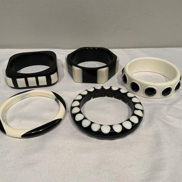 5 Vintage Lucite Bangle Bracelets Black And White, lucite Bangle Bracelet Strips, bulky colorful jewelry, gifts for her, retro jewelry 