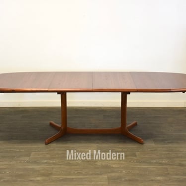 Danish Modern Oval Teak Dinning Table 