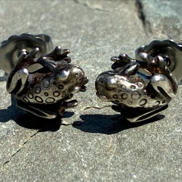 Vintage Sterling Silver Tiny Cute Detailed Frog Stud / Post Earrings 