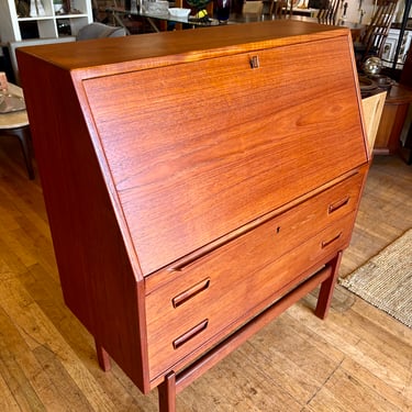 Arne Wahl Iversen Danish Modern Secretary Desk Model-68 for Vinde Møbelfabrik