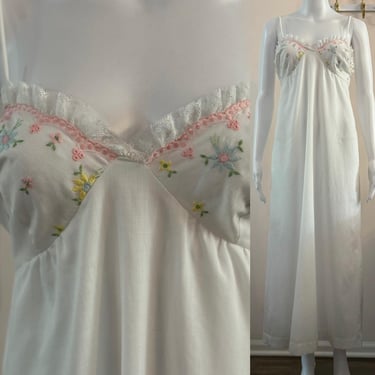 White Lace and Embroidered Nightgown 1970's XXS 