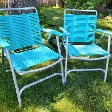 Mid Century Pair of Vintage Tube Straw Turquoise and Aluminum Folding Garden/Lawn Lounge Chairs 
