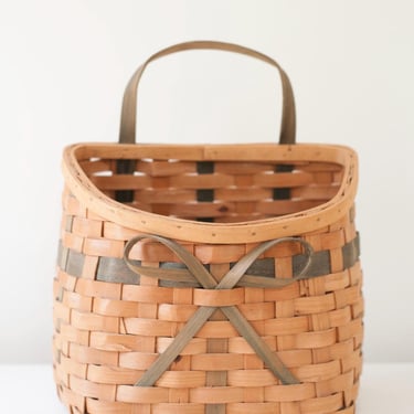 Large Hanging Bow Basket 