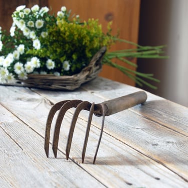 Vintage  garden hand fork / hand rake / vintage gardening tool / 5 tined rake / wood & metal cultivator / mid century rustic garden decor 