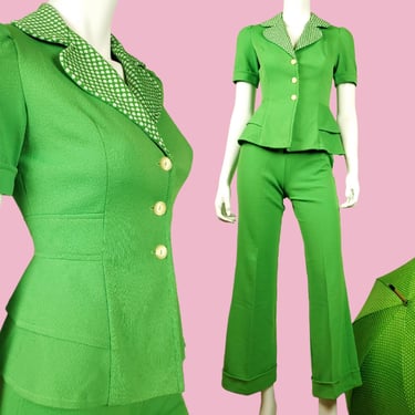 Green crépe polyester pantsuit. 2 piece. Vintage 1970s. Lime with polka dots, textured fabric, bell flares cuffed. Short puff sleeves. S/XS 