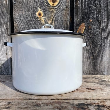 Enamel Pot -- White Enamel Pot -- Enamel White Pot -- Large Enamel Pot -- Enamelware -- Enamel Pot -- Vintage Enamel -- White and Black Pot 