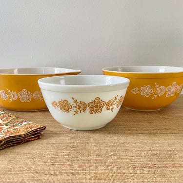 Vintage Pyrex Butterfly Gold - Set of 3 - Butterfly Gold Casserole 475-B - Gold Mixing Bowl 402 - White Mixing Bowl 403 - Autumn Table 