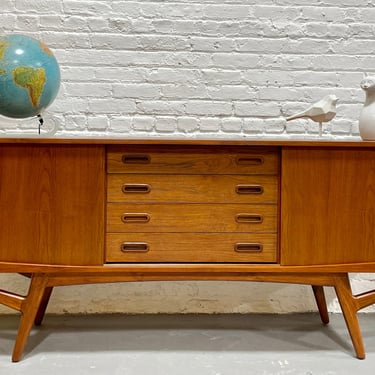 JAW DROPPING Mid Century MODERN styled Teak Credenza / media stand 