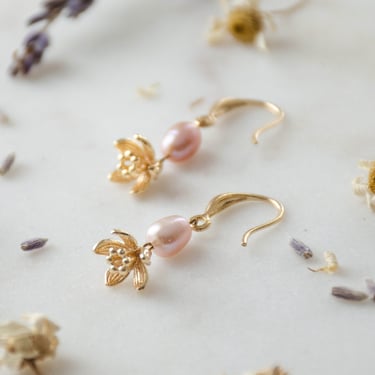 dainty pearl earrings, gold daffodil narcissus flower earrings, baroque freshwater pink pearl earrings, cottagecore earrings, gift for her 