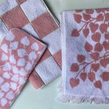 Mid Century Modern Pink Hand Towels, Washcloth, Leaf And Check Design, Salmon Pink And White 