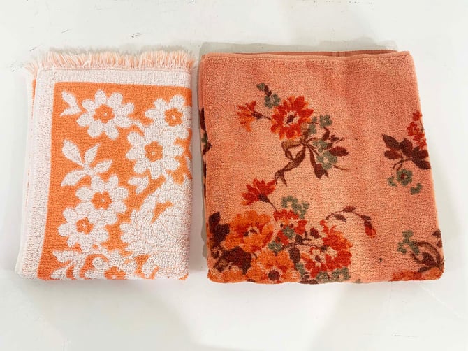 Vintage Set of 2 Mismatched Towels Bath Hand Cloth Fieldcrest Tastemaker Peach Pink Mid-Century Retro Boho Pair Towel Terrycloth 1970s 