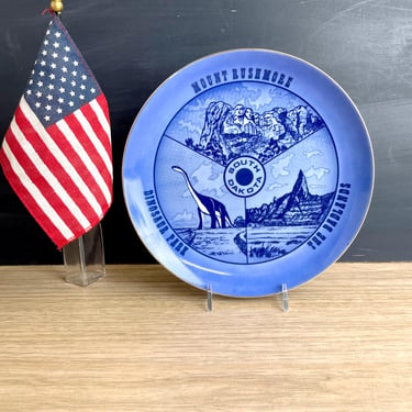 Scenic South Dakota state souvenir plate - 1950s vintage - blue background 