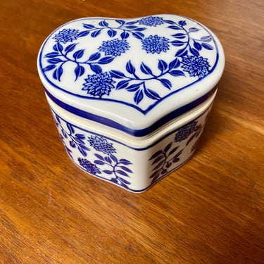 Blue and White Ceramic Heart-Shaped Flower Design Jewelry Ring Trinket Box | Chinoiserie Vintage Style 