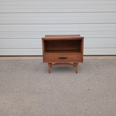 Mid-Century Danish Modern Broyhill Sculptra Nightstand on Pencil Legs 