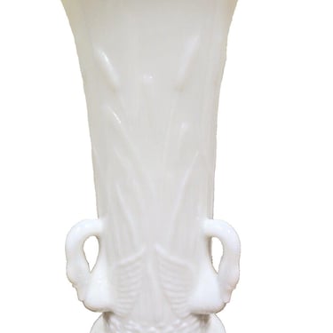 Vintage Westmoreland White Milk Glass Bud Vase With Swans And Cattails 6.5