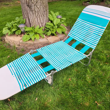 Vintage Tube Turquoise and White Plastic Straw Folding Garden/Lawn Lounge Chair 