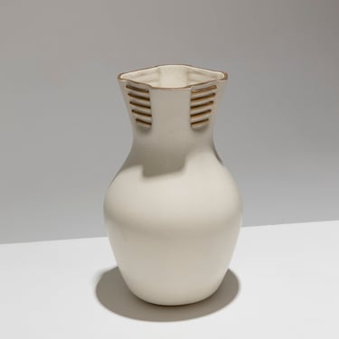 VASE PANSU EN FAÏENCE BLANCHE, RICHARD-GINORI, 1940s