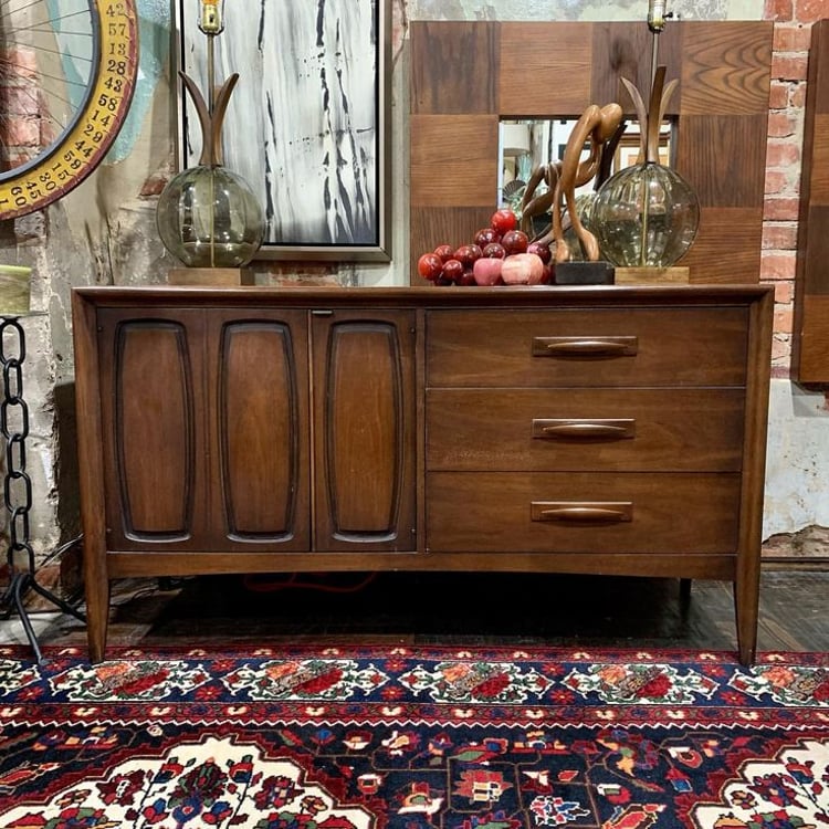 Broyhill Emphasis credenza, double cabinet / 3 drawers