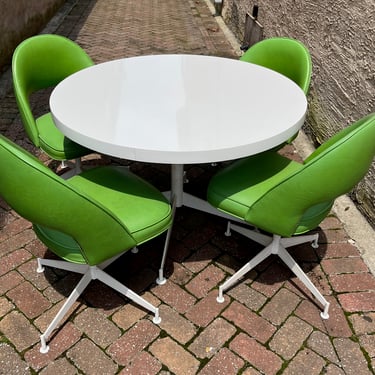 Knoll-Style Table and Chairs