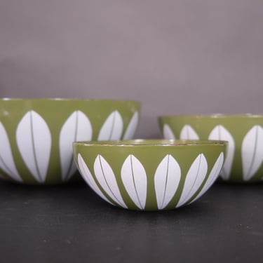 Catherineholm Enamelware Lotus Bowls Avocado Green (Set of 3) 