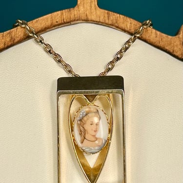 Vintage Porcelain Cameo Pendant In Gold Tone Heart Frame On 26” Chain Retro 