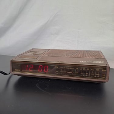 Vintage 80s Magnavox Digital Clock Radio Model D 3150 with Brown Wood Grain Pattern, Tested and Works 