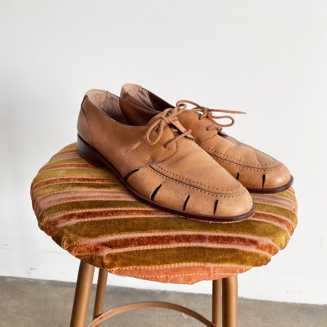 G.H. Bass & Co. Black Knit Lace-Up Oxfords with Brown Heel Amazon.com | Women main image 3