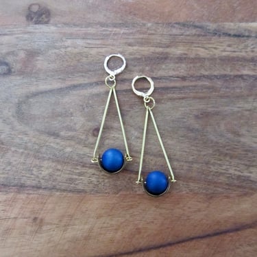 Gold pendulum earrings, blue agate 