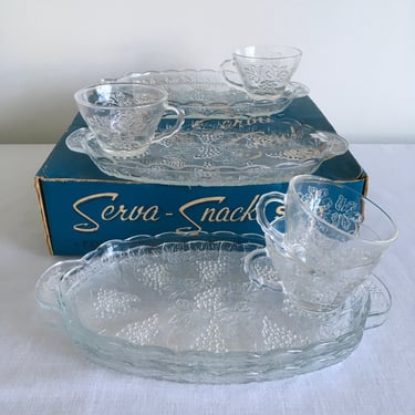 Vintage Anchor Hocking Serva-Snack 8-Piece Set, 1950s Midcentury Glass Party Plates and Teacups in Grape Vine Pattern 