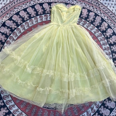 True vintage 1940’s - early ‘50s pale yellow tulle dress | princess gown, theater, prom, tiny juniors size or girls 
