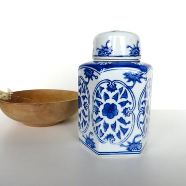 Vintage Blue and White Chinoiserie Ceramic Lidded Ginger Jar 