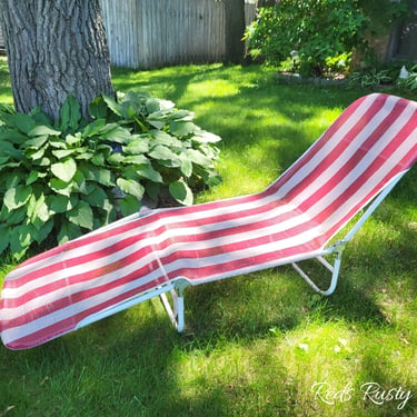 Vintage Tube Red and White Mesh Folding Garden/Lawn Lounge Chair 