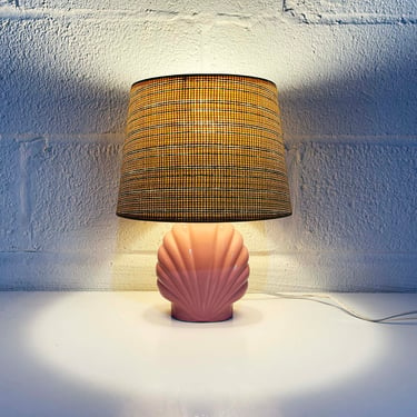 Vintage Small Pink Shell Table Lamp Ceramic Light Decor MCM Rose Mid-Century Rattan Shade Accent Lighting Bedroom 1980s 