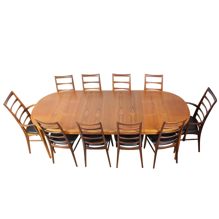 Lovely &#038; Long Oval Expanding Dining Table in Danish Teak