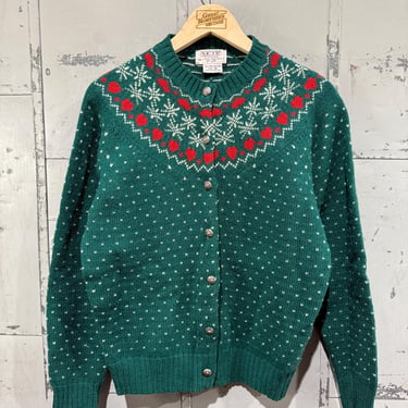 Vintage Norway Snowflake Heart Sweater with Metal Button Nordic Pattern Christmas holiday Green 