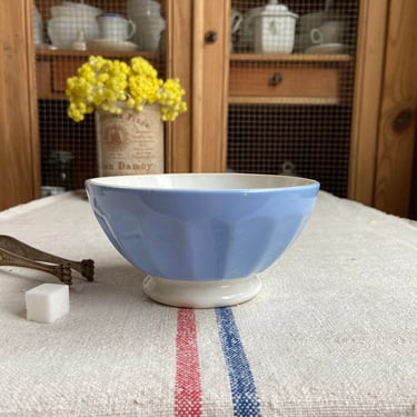 Beautiful vi rage French cafe au lait bowl in blue and white 