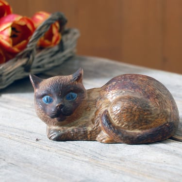 Vintage Siamese cat figurine  / little cat figurine / ceramic cat statue  / blue eyed lying Siamese cat / retro cat decor 