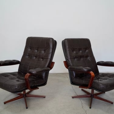 Pair of Danish Modern Lounge Chairs in Leather 