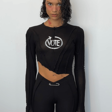 VOTE ARROW LONG SLEEVE TEE IN BLACK RIB