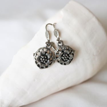 silver tone drop earrings - vintage 90s womens flower daisy dangle 