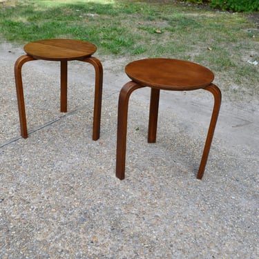 Mid Century Modern pair of  round bentwood side table in the style of Alvar Aalto 