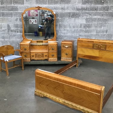 Four Piece Deco Bedroom Vanity Set (Seattle)